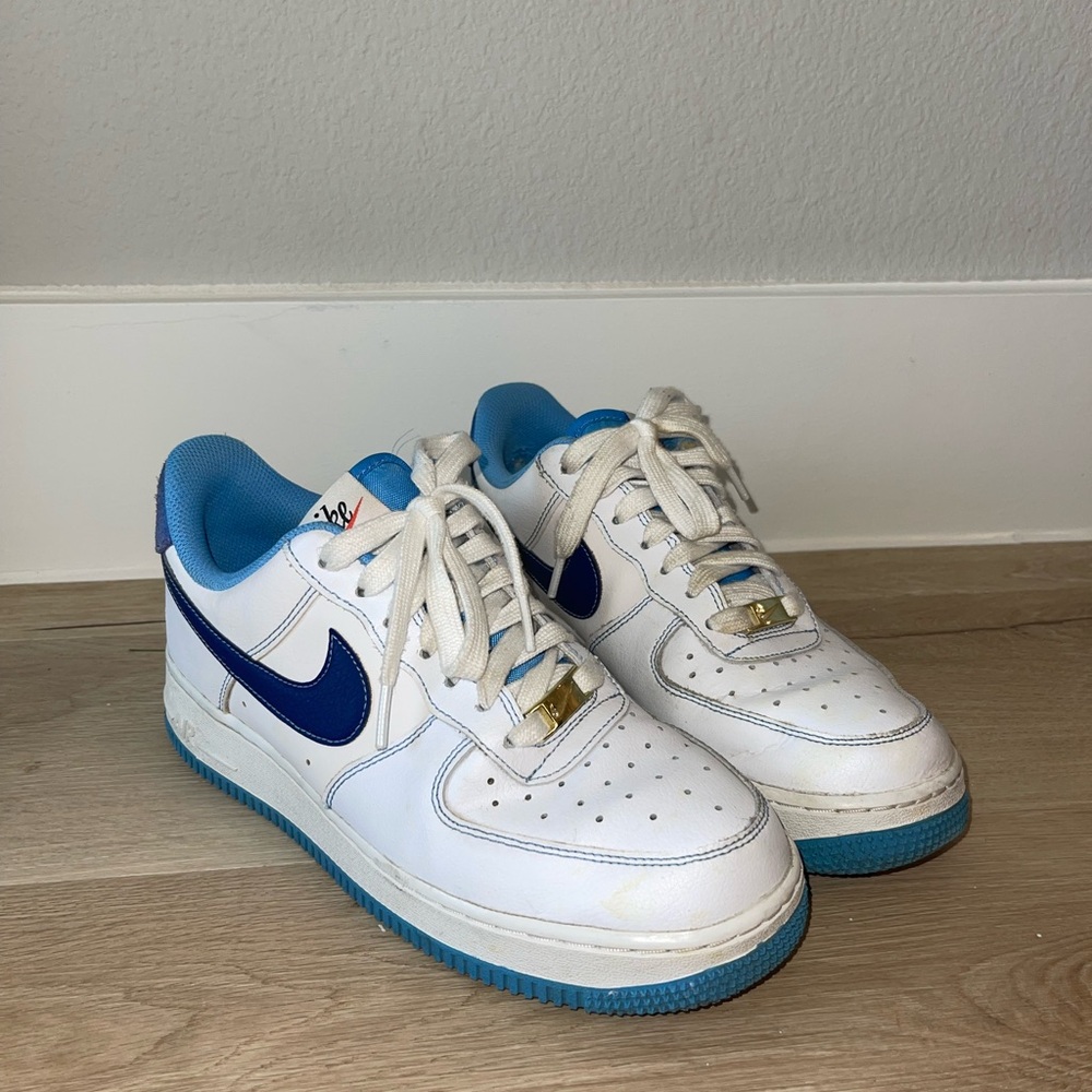 Nike White and Blue Sneakers Classic Low-Top Design